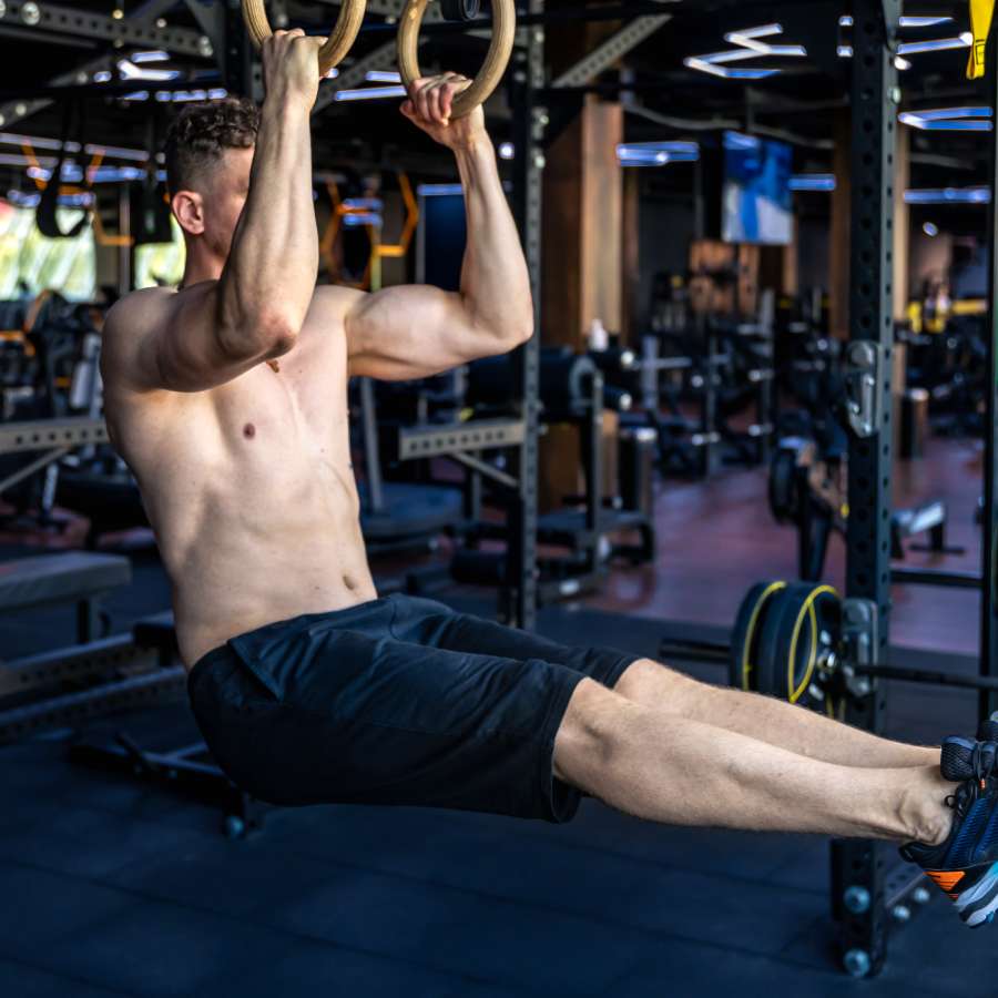 atleta-che-fa-flessioni-palestra-con-uno-stile-di-vita-sportivo-torso-nudo